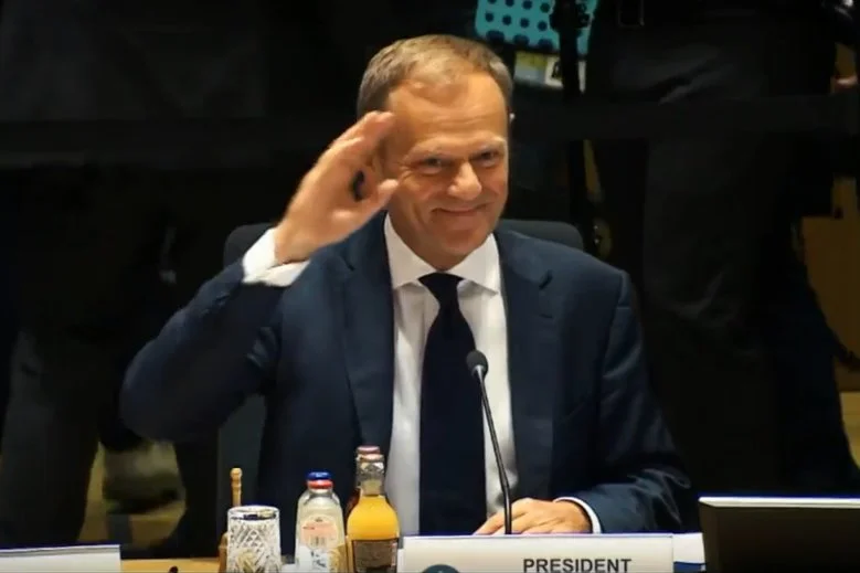 Donald Tusk pokazuje na każdym kroku jak należy uprawiać politykę zagraniczną.
