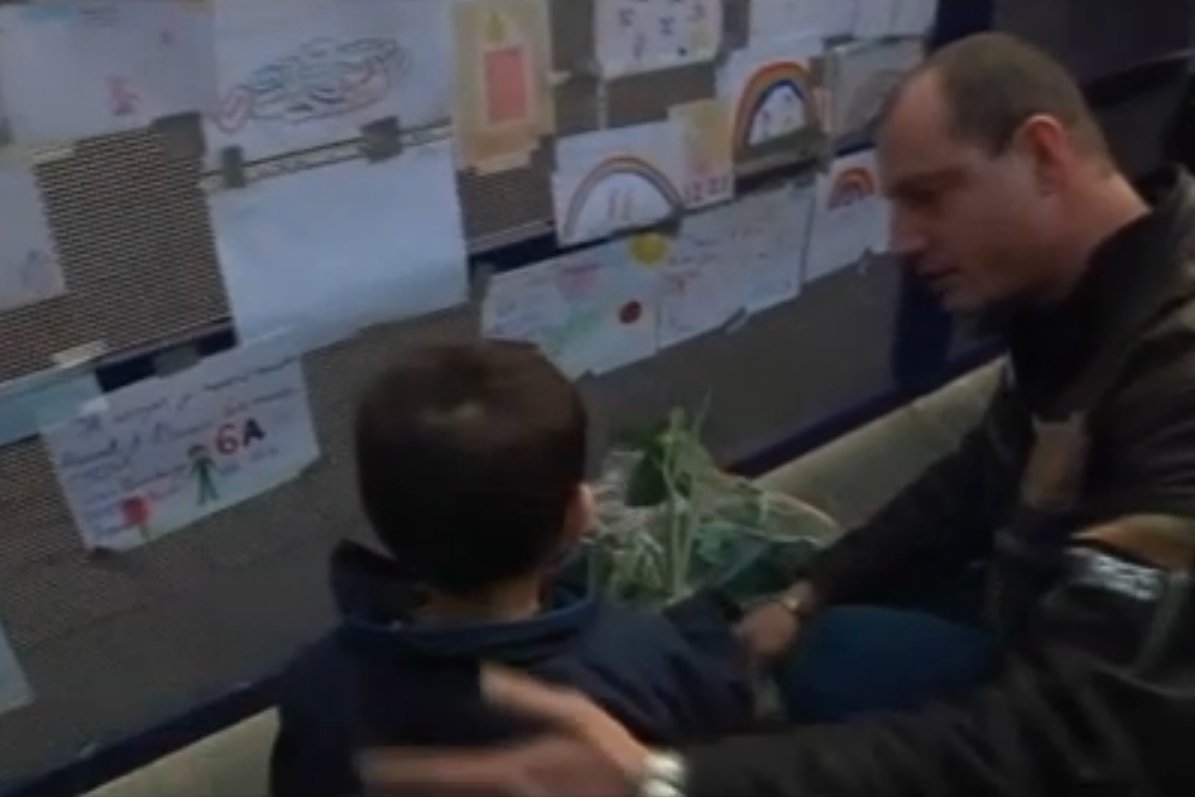 Ludzie składają kwiaty i zapalają znicze pod szkołami do których uczęszczały dzieci.