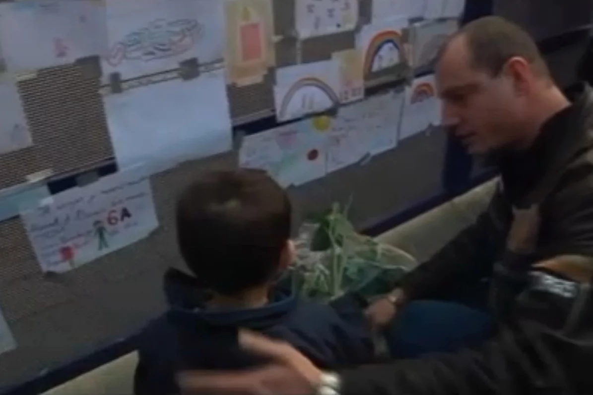Ludzie składają kwiaty i zapalają znicze pod szkołami do których uczęszczały dzieci.