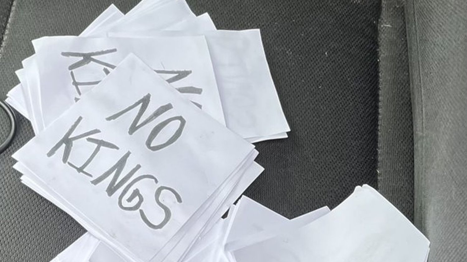Zabójca polityków Demokratów miał ulotki wzywające do antytrumpowych demonstracji. Władze ich zakazały w obawie o bezpieczeństwo uczestników