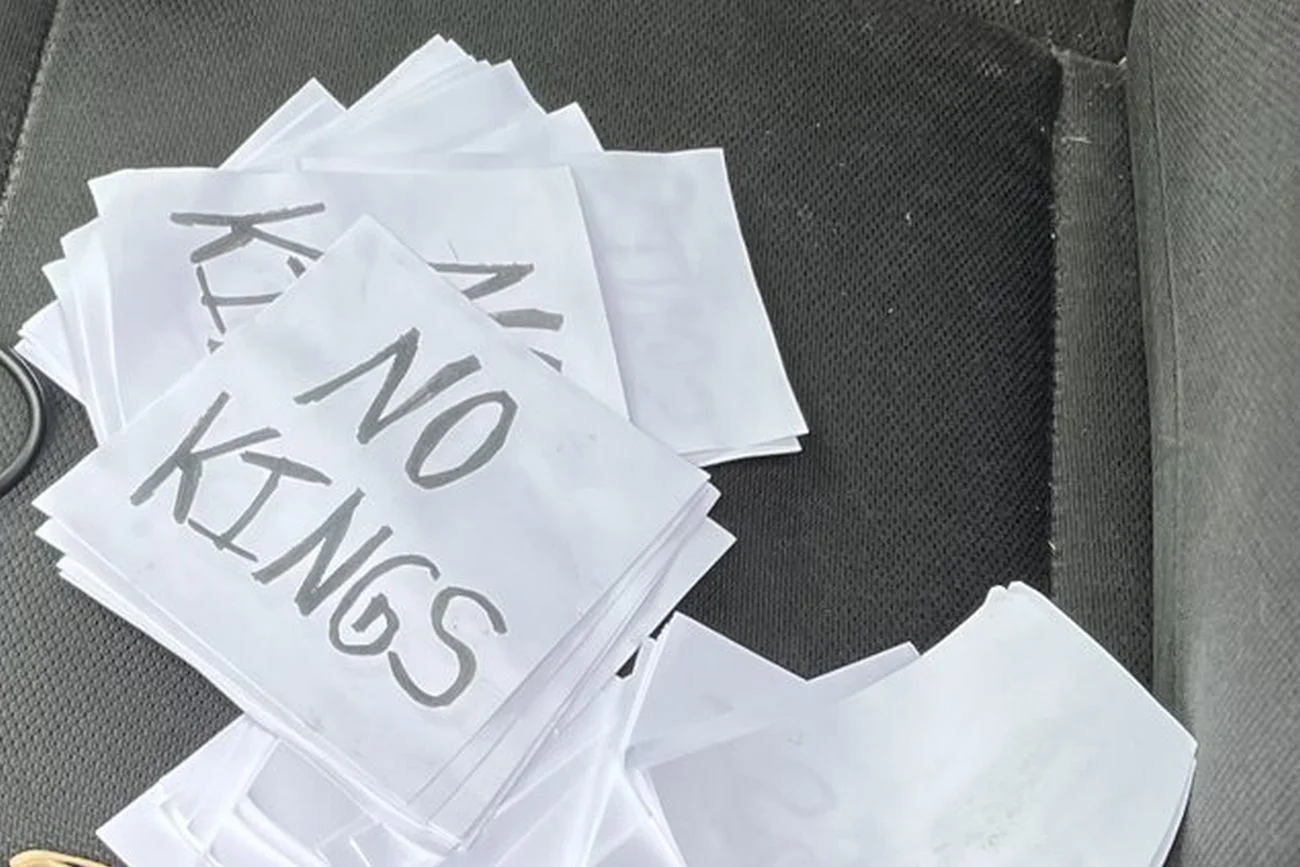Zabójca polityków Demokratów miał ulotki wzywające do antytrumpowych demonstracji. Władze ich zakazały w obawie o bezpieczeństwo uczestników Zabójca polityków Demokratów miał ulotki wzywające do antytrumpowych demonstracji. Władze ich zakazały w obawie o bezpieczeństwo uczestników