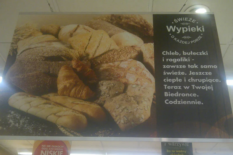 Reklama pieczywa z pieca w Biedronce przy ul. Dolnej w Warszawie