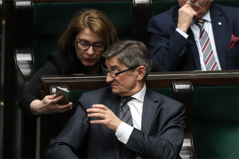 Marszałek Sejmu Marek Kuchciński odpowiedział na Twitterze Romanowi Koseckiemu na jego żart dot. karania posłów kartkami w czasie trwania mundialu w Rosji.