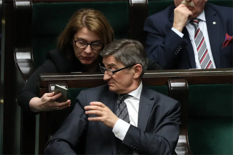 Marszałek Sejmu Marek Kuchciński odpowiedział na Twitterze Romanowi Koseckiemu na jego żart dot. karania posłów kartkami w czasie trwania mundialu w Rosji.