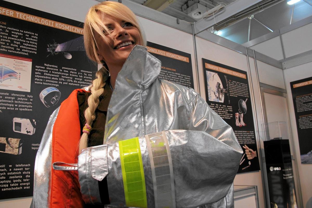 KURTKA ODPORNA NA EKSTREMALNIE WYSOKIE TEMPERATURY (6000 STOPNI CELSJUSZA) NA STOISKU EUROPEJSKIEJ AGENCJI KOSMICZNEJ PODCZAS TARGÓW "INNOWACJE TECHNOLOGIE MASZYNY"