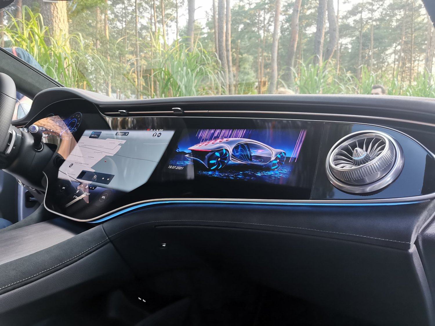 Zwróćcie uwagę na ogromny ekran wewnątrz samochodu.