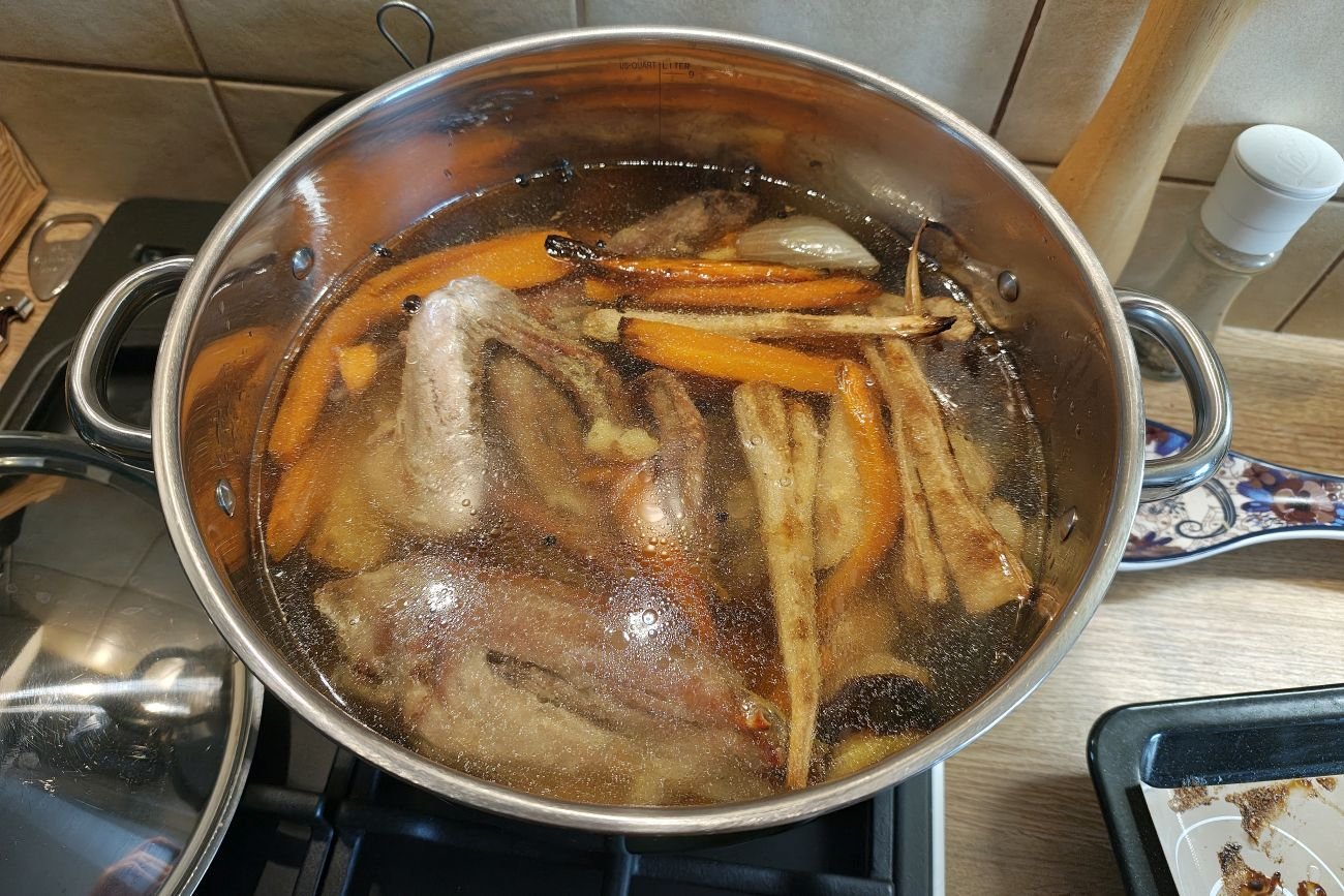 Rosół z pieczonego mięsa i warzyw: tak zrobisz go łatwo i niedrogo Rosół z pieczonego mięsa i warzyw: tak zrobisz go łatwo i niedrogo