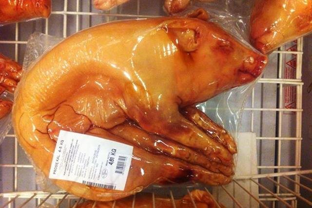 Hurtownie Makro Cash&Carry wprowadziły do oferty całe prosięta pakowane w folię.