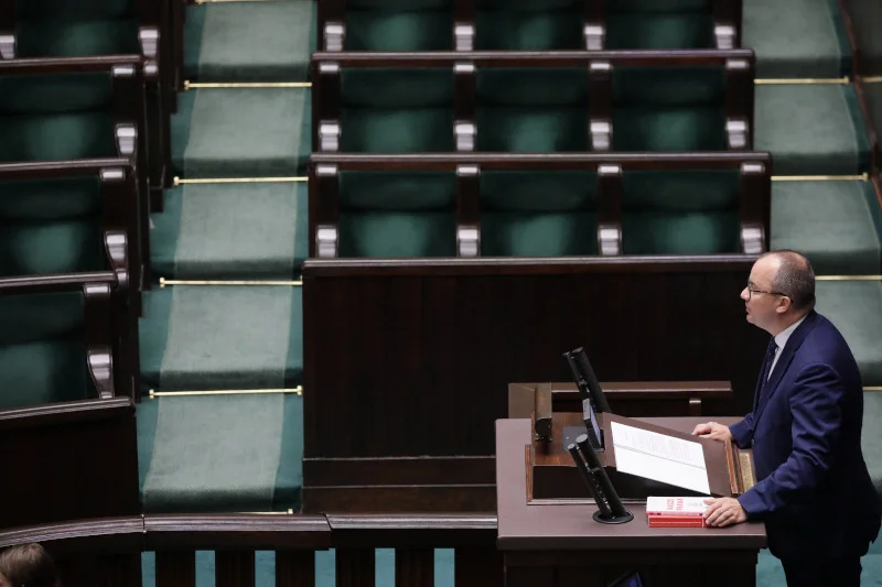 Adam Bodnar prezentuje swoje sprawozdanie. Rządu i posłów PiS – brak.