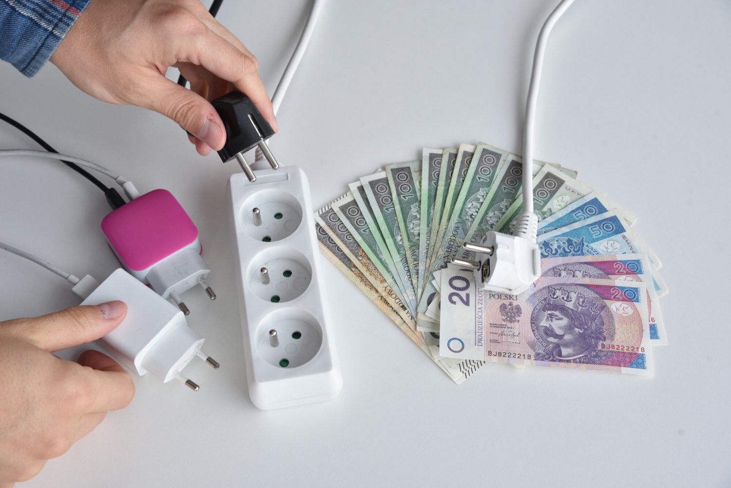 Zamiast przedłużacza, lepiej kupić listwę antyprzepięciową. Unikniemy awarii czy pożaru Przedłużacz czy listwa antyprzepięciowa? Wybór jest oczywisty