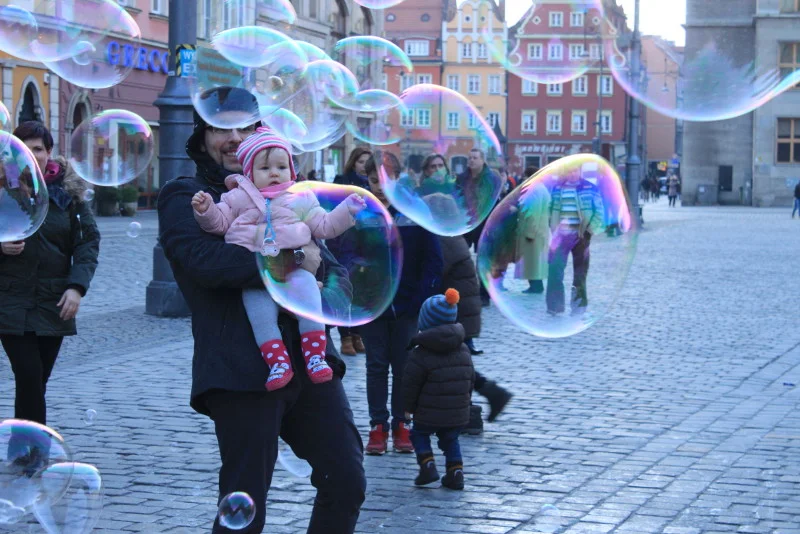 We Wrocławiu łapie się taaakie bańki mydlane.