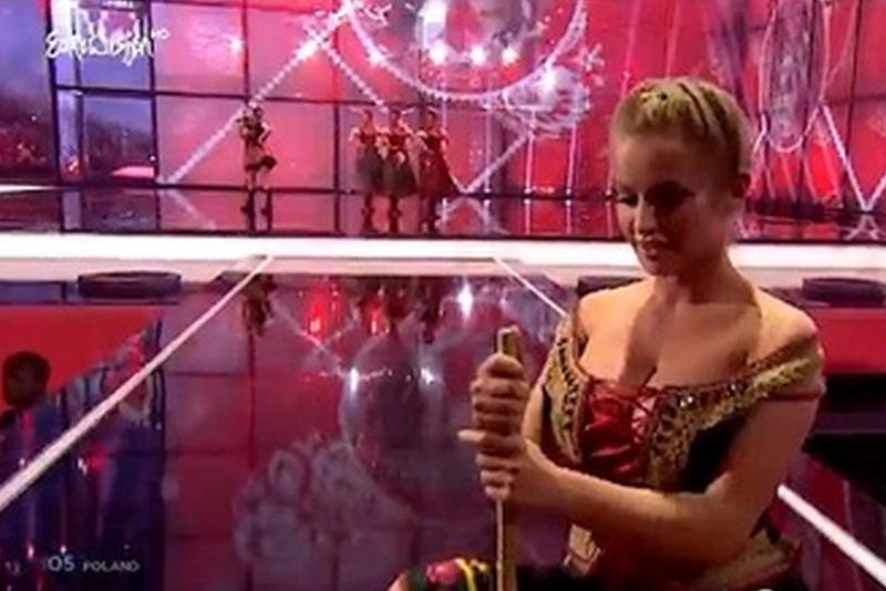 Występ Cleo i Donatana komentowano głównie za sprawą dziewczyn z szerokimi dekoltami.