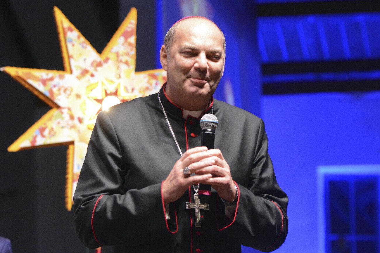 Biskup Grzegorz Kaszak z mikrofonem w dłoni.