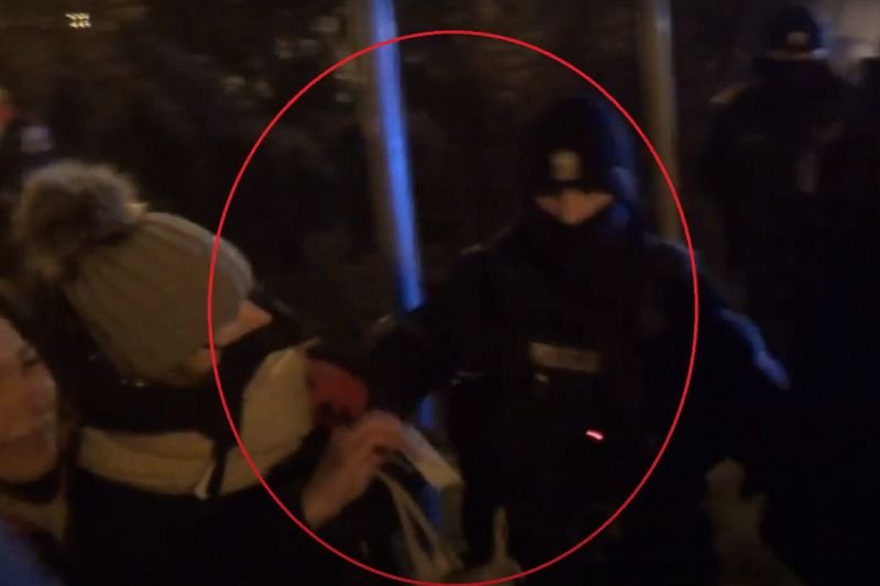 Policjant miał popychać posłankę opozycji Iwonę Kozłowską.