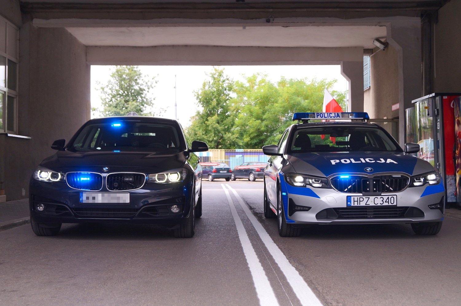 To najnowsze radiowozy stołecznej policji. BMW 330i GT xDrive oraz oznakowane BMW 330i.