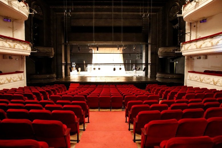 Część teatrów i kin będzie zamknięta w piątek i sobotę z powodu żałoby narodowej. Warto o tym pamiętać planując świętowanie Walentynek.