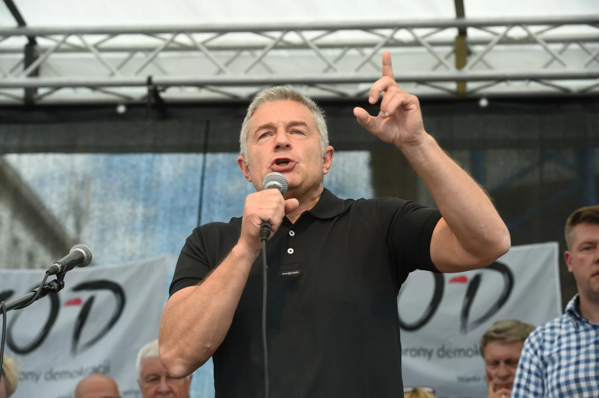 Frasyniuk na manifestacji KOD przed Sejmem przeciwko zmianom w sadownictwie.