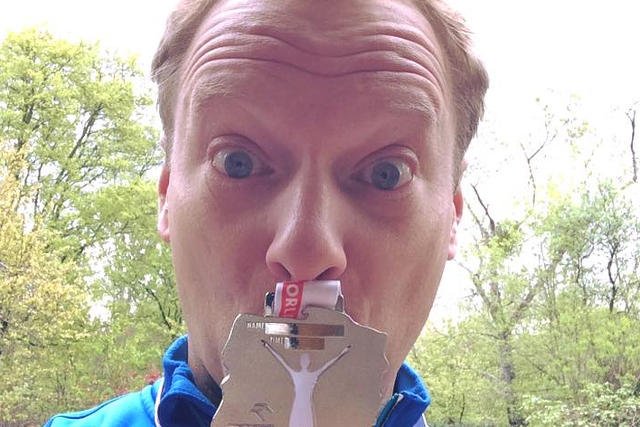 Maciej Stuhr nie zostawia suchej nitki na Jacku Sasinie, krytykującym ideę maratonów.