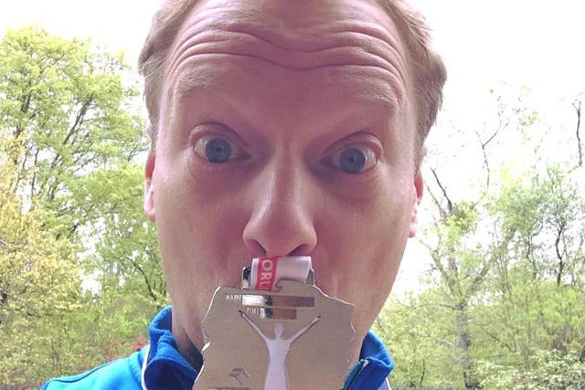 Maciej Stuhr nie zostawia suchej nitki na Jacku Sasinie, krytykującym ideę maratonów.