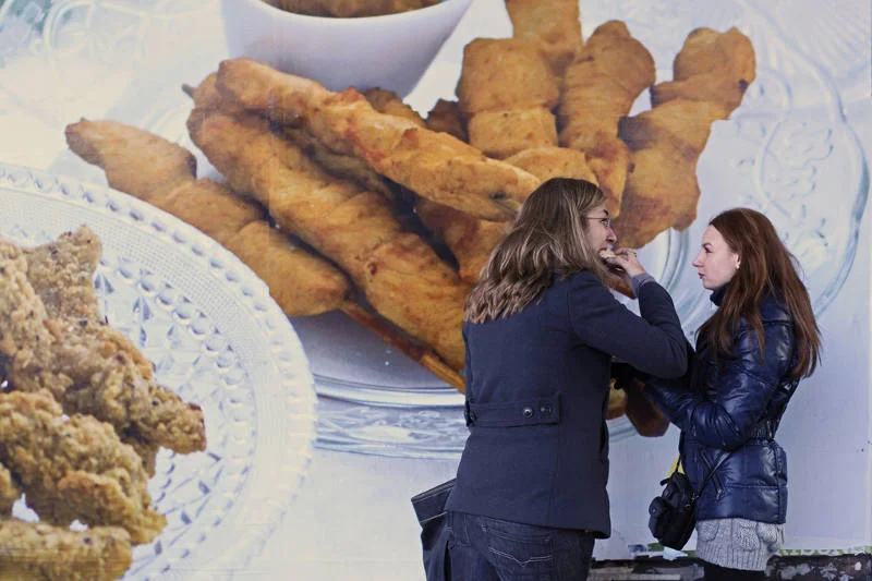 Wypad na szybki lunch z koleżanką niekoniecznie musi być związany ze spożywaniem tłustego, kalorycznego jedzenia