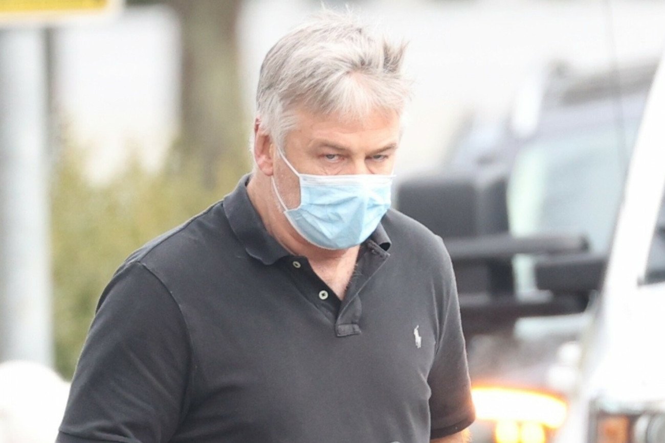 Na planie zdjęciowym doszło do tragedii. Alec Baldwin postrzelił dwie osoby.