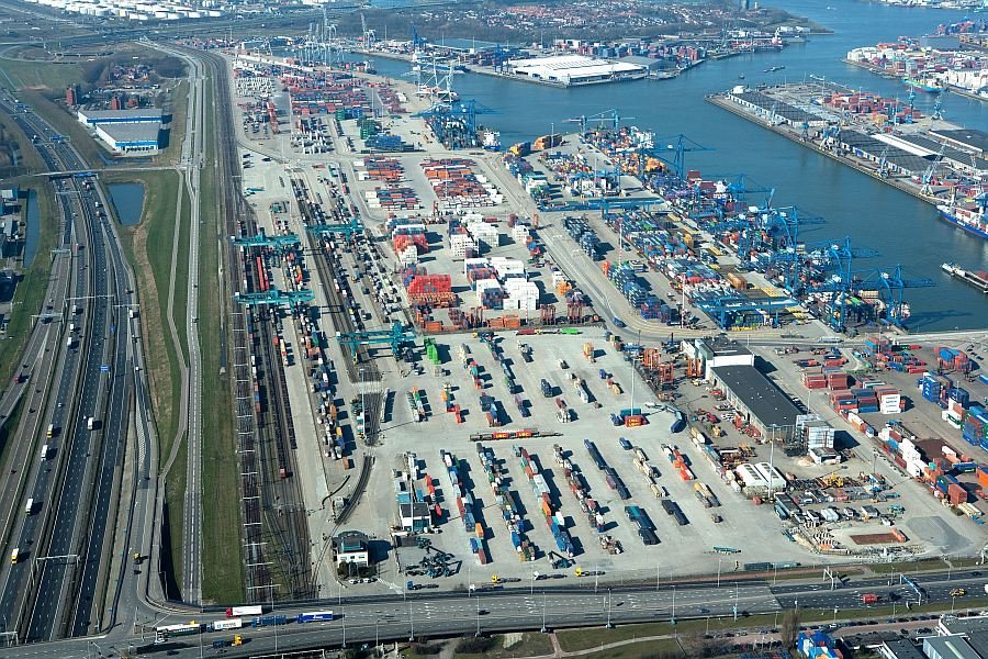 Port Rotterdam to jeden z największych węzłów logistycznych na świecie. Budowa portu przeładunkowego pod Łodzią pozwoliłoby na stworzenie podobnego centrum opartego o transport intermodalny
