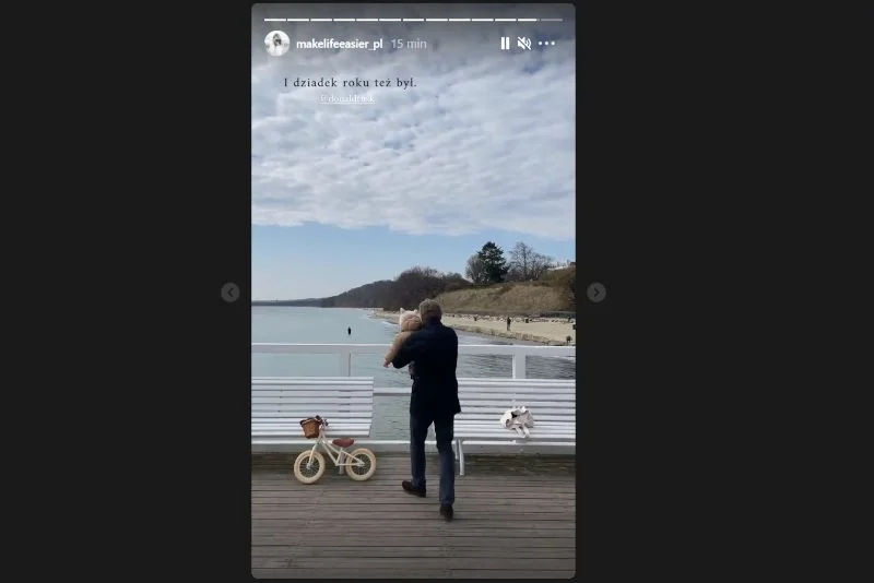Donald Tusk na spacerze z wnuczką.