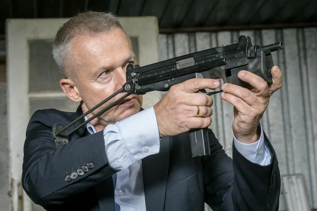 Bogusław Linda jako gangster "Babcia"