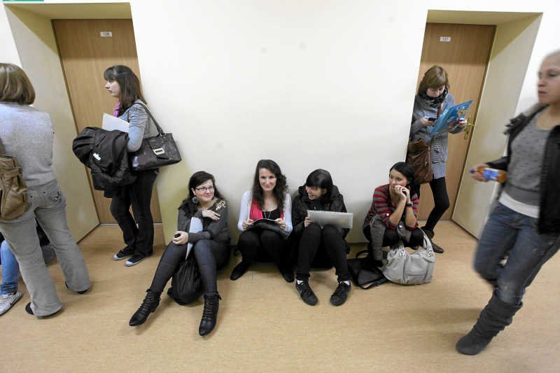 Studenci spędzają godziny na bezsensownym oczekiwaniu pod gabinetami wykładowców.