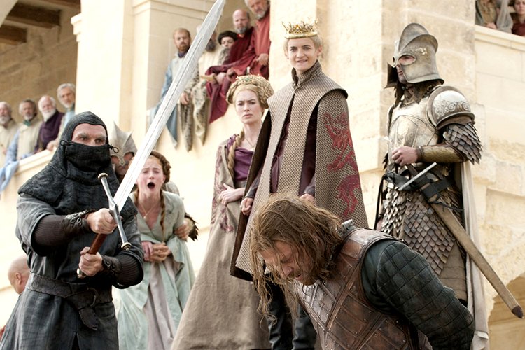 Na miejscu Neda Starka powinny się znaleźć osoby, które zdradzają fabułę kolejnych odcinków.