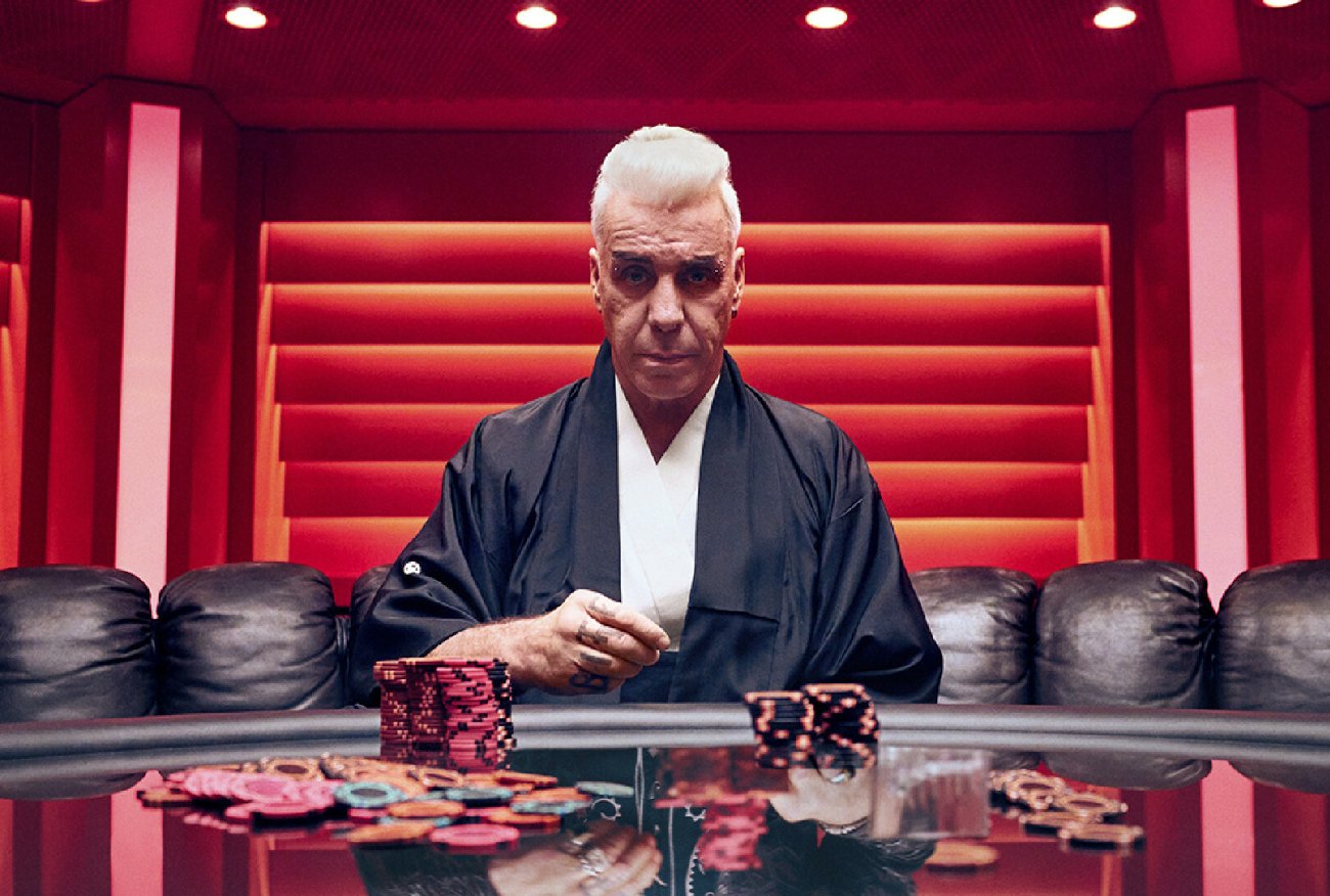 Pokazała ciało w siniakach. Oskarża wokalistę Rammstein o wykorzystanie.