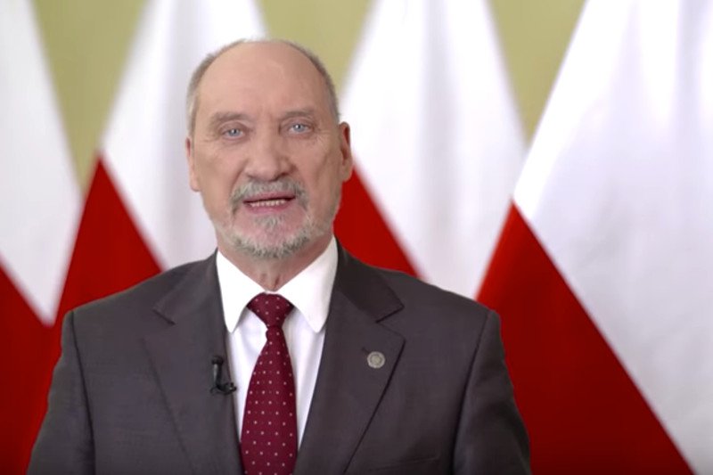 13 lat temu Antoni Macierewicz nie poparł ustanowienia Święta Flagi. Dziś wyrasta na głównego świętującego