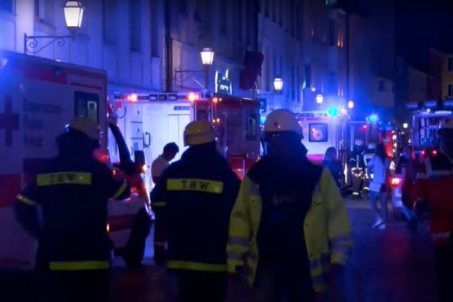 Uchodźca z Syrii zdetonował ładunek ukryty w plecaku, raniąc 12 osób. Sam zginął na miejscu.