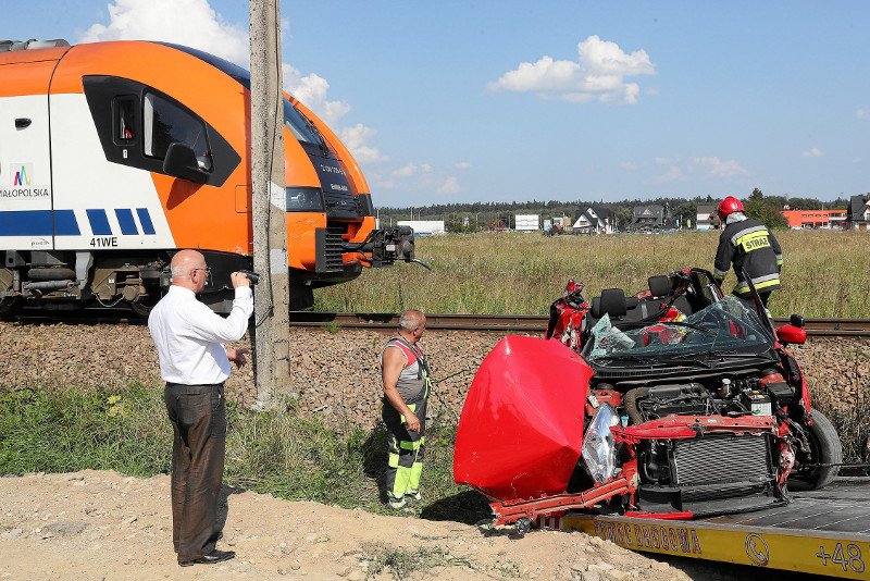 Tragiczny w skutkach wypadek na przejeździe kolejowym w Szaflarach – zginęła 18-latka zdająca egzamin na prawo jazdy.