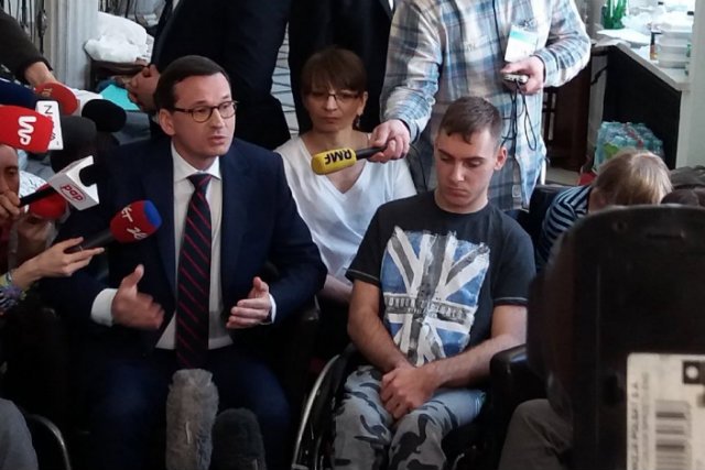 Mateusz Morawiecki był w defensywie podczas spotkania z niepełnosprawnymi i ich rodzinami.