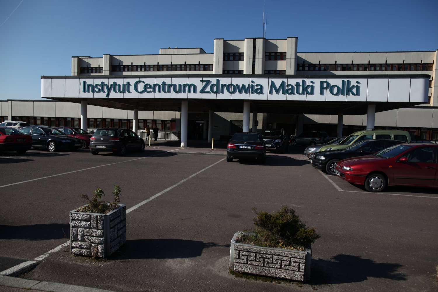 Półtoraroczne dziecko wypadło z okna kamienicy. Jest zakażone koronawirusem