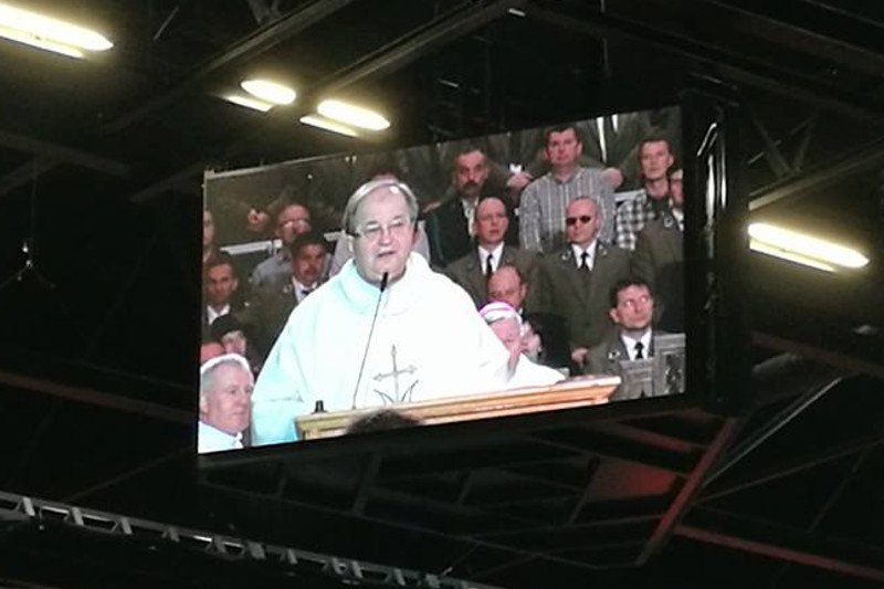 Miał bić i i zdradzać żonę. Poseł PiS – bohater skandali obyczajowych chwali się udziałem w imprezie u o. Rydzyka.