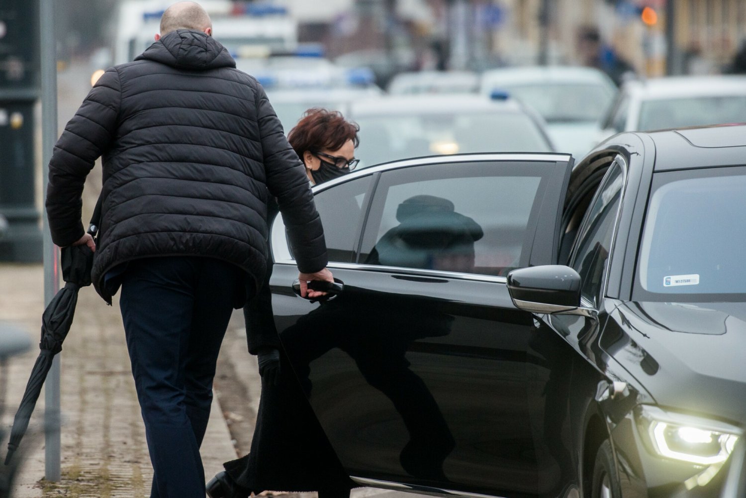"Fakt" przyłapał marszałek Elżbietę Witek na ignorowaniu zasad ruchu drogowego.
