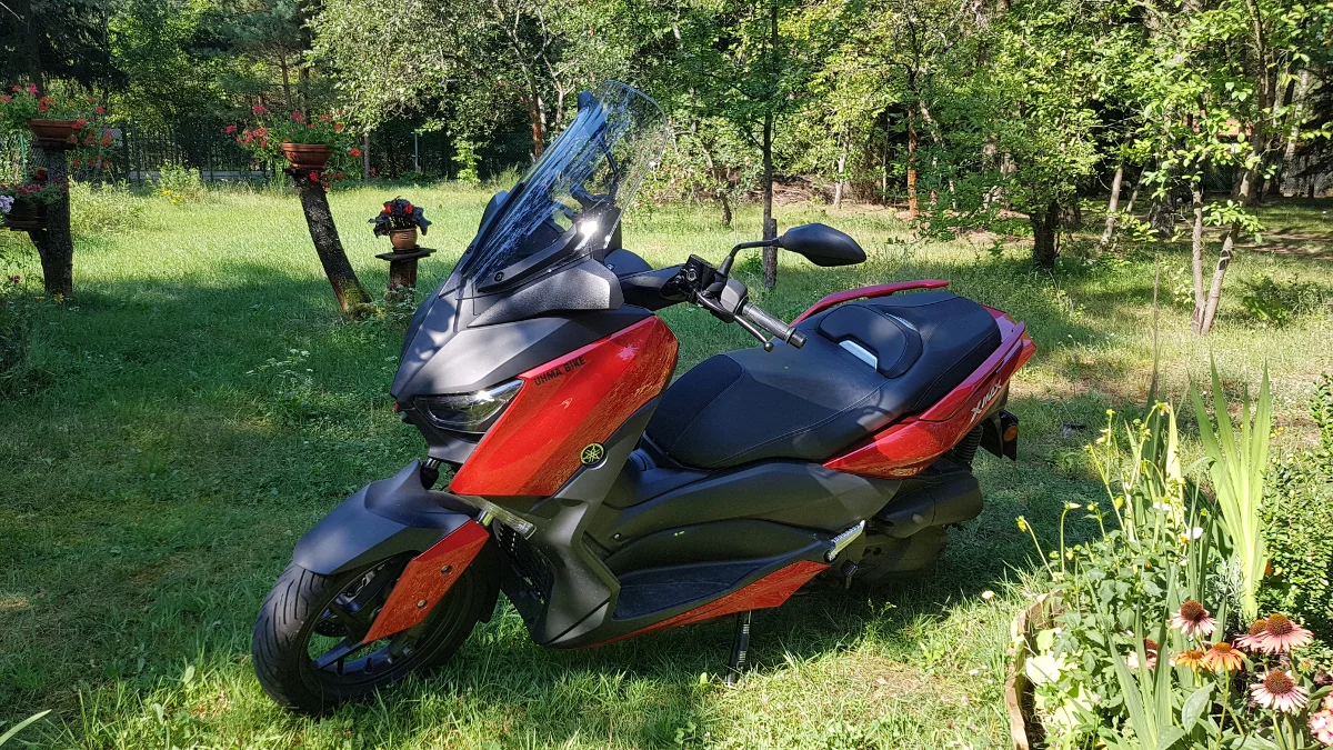 Yamahą X-Max z powodzeniem można wybrać się nawet w dłuższa wycieczkę za miasto.