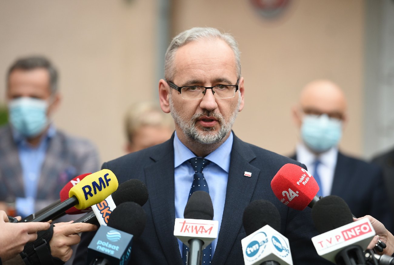 Obostrzenia Niedzielskiego objęły komunię świętą. "Może im się z Chanuką pomyliło".