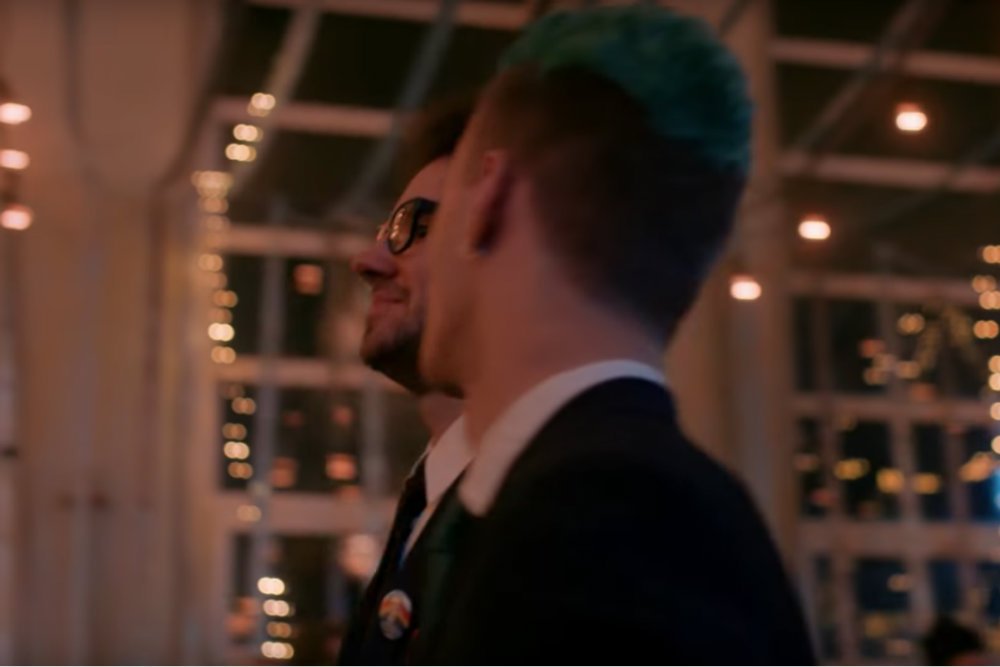 Warszawscy licealiści zatańczyli Poloneza Równości. Spotkali się z falą agresji użytkowników prawicowych profili w mediach społecznościowych.