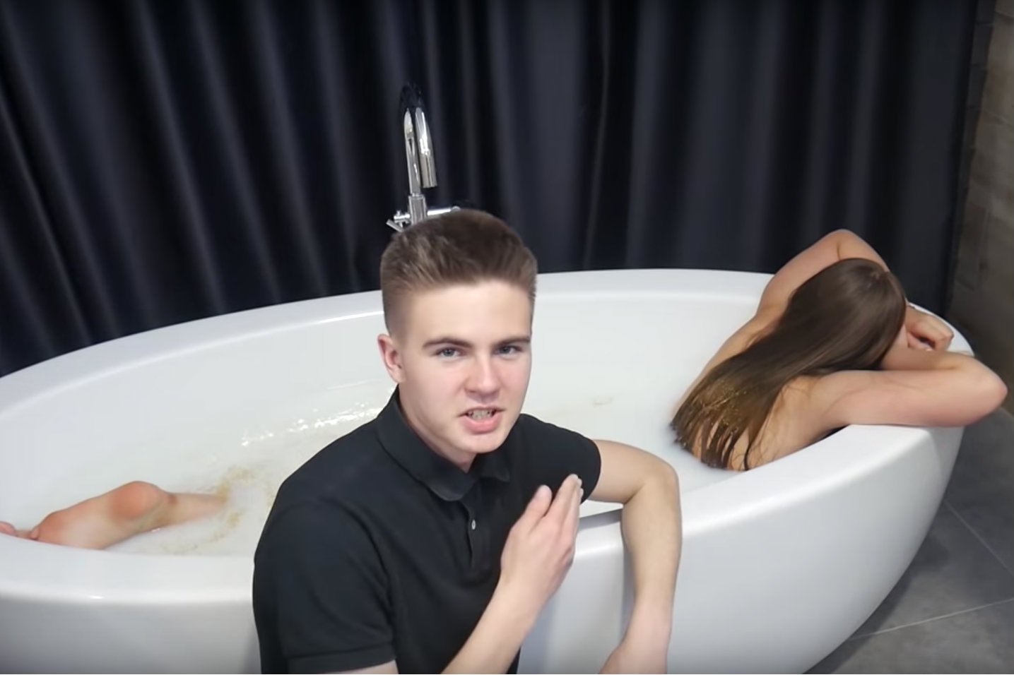 Lord Kruszwil to jeden z najpopularniejszych youtuberów w Polsce. Pobił rekord subskrypcji w serwisie.