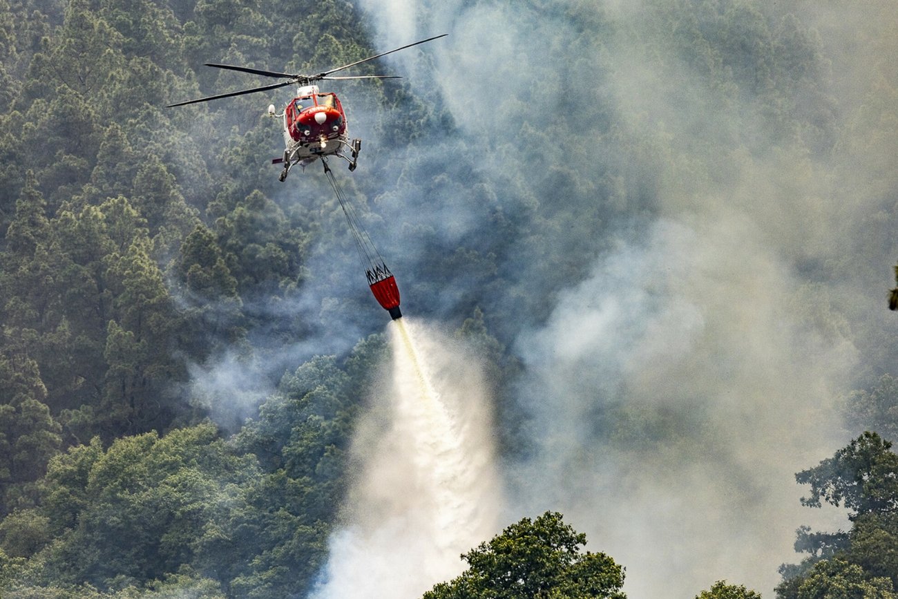 Helikopter gaszący pożar w okolicy Santa Ursula na Teneryfie