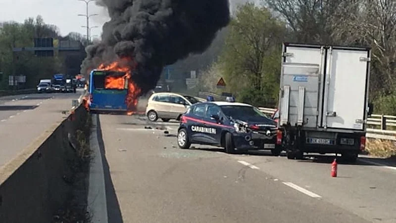 Senegalczyk porwał i podpalił autokar z uczniami. 14 osób w szpitalu.