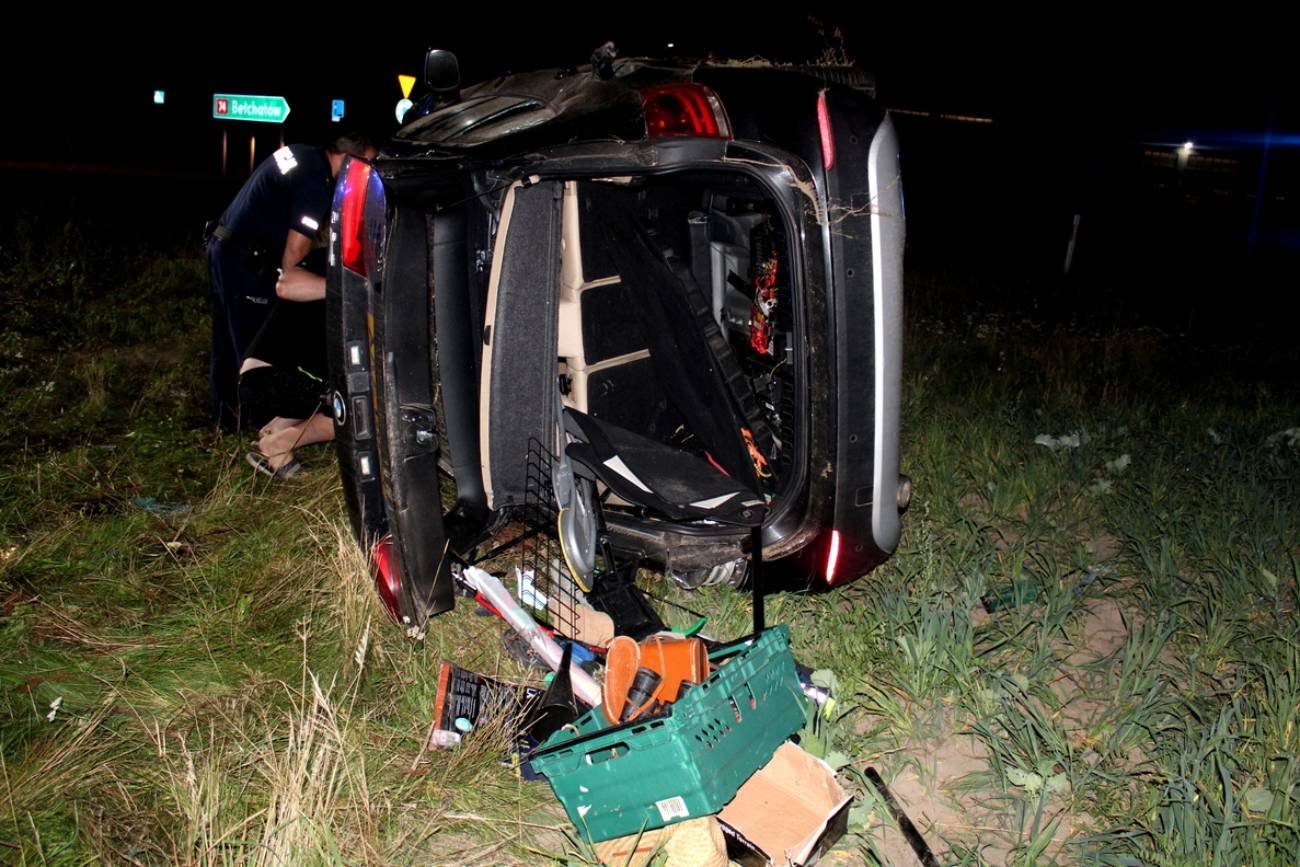 Kierowca BMW nie dostosował prędkości i przeleciał przez rondo.