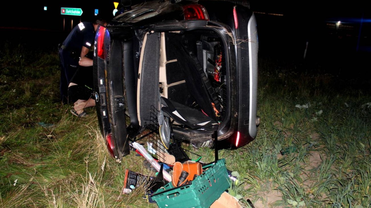 Kierowca BMW nie dostosował prędkości i przeleciał przez rondo.