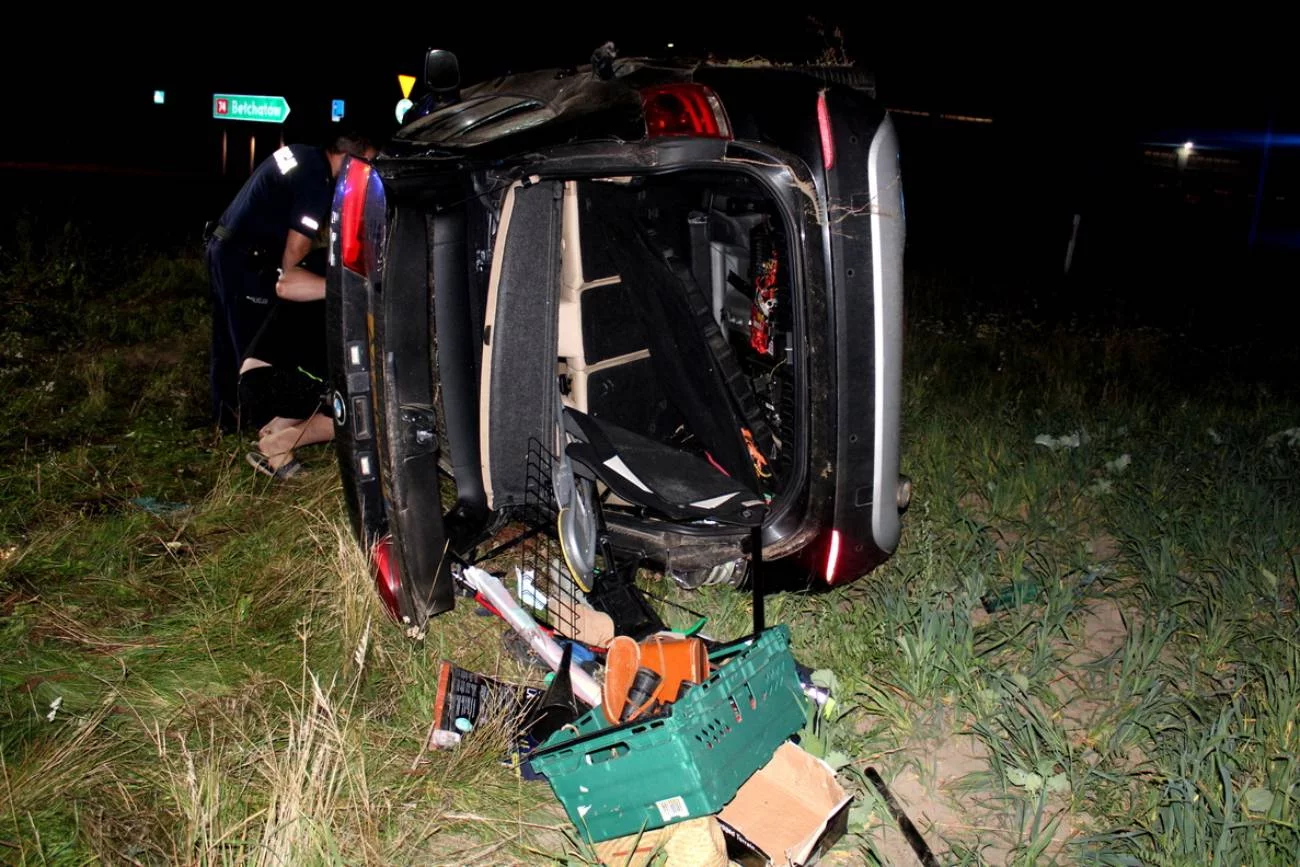 Kierowca BMW nie dostosował prędkości i przeleciał przez rondo.