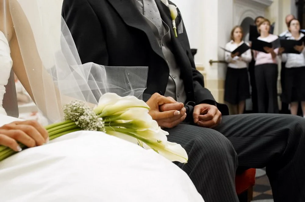 Często słyszę jak moi Klienci mawiają: my żyjemy jak małżeństwo od kilku lat, ale nigdy na ślub nie było czasu, pieniędzy też trochę brakowało, teraz już się sprawdziliśmy we wszystkich możliwych okolicznościach i świadomie chcemy się pobrać, ślub nie b