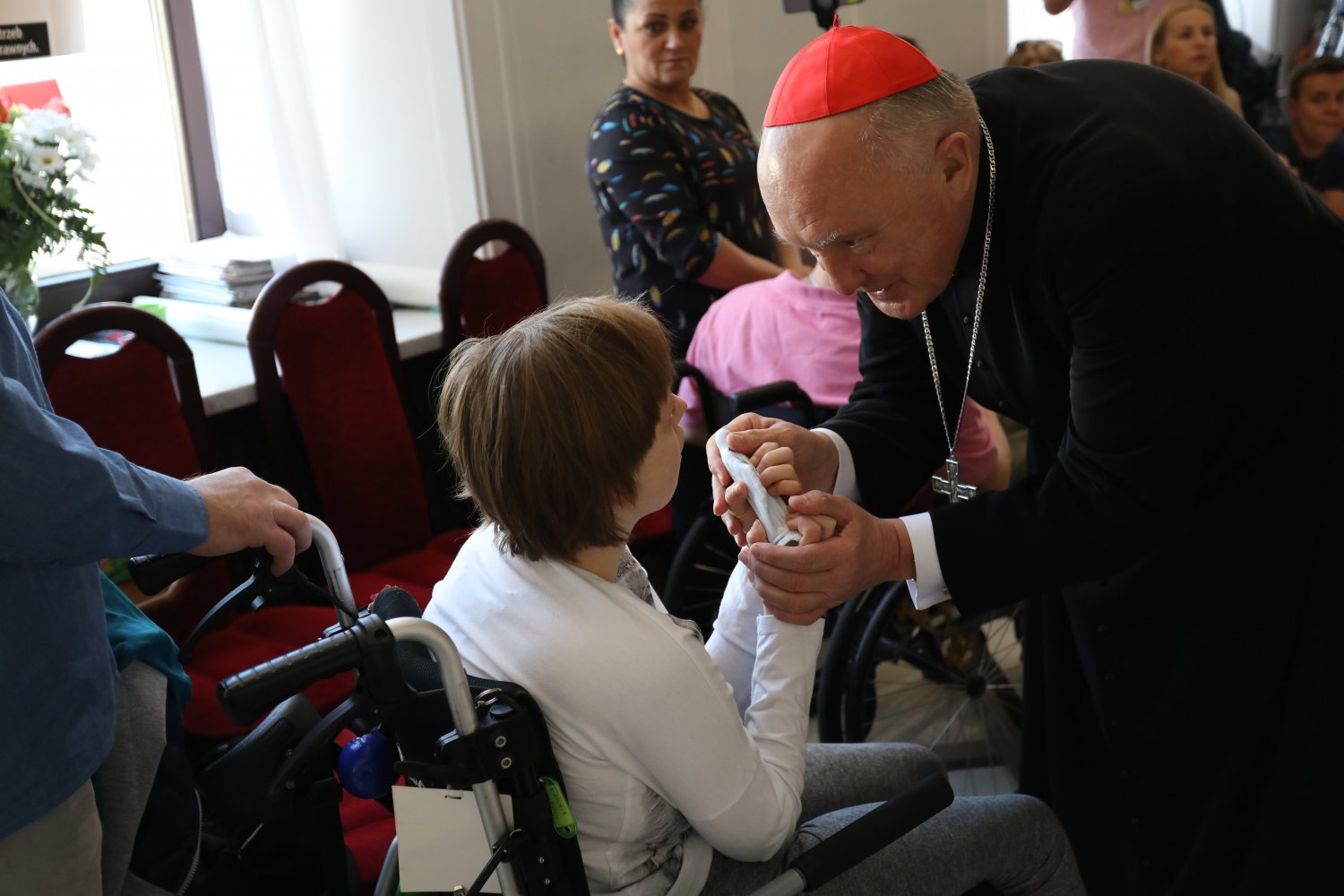 Kardynał Kazimierz Nycz spotkał się z protestującymi rodzicami i ich niepełnosprawnymi dziećmi