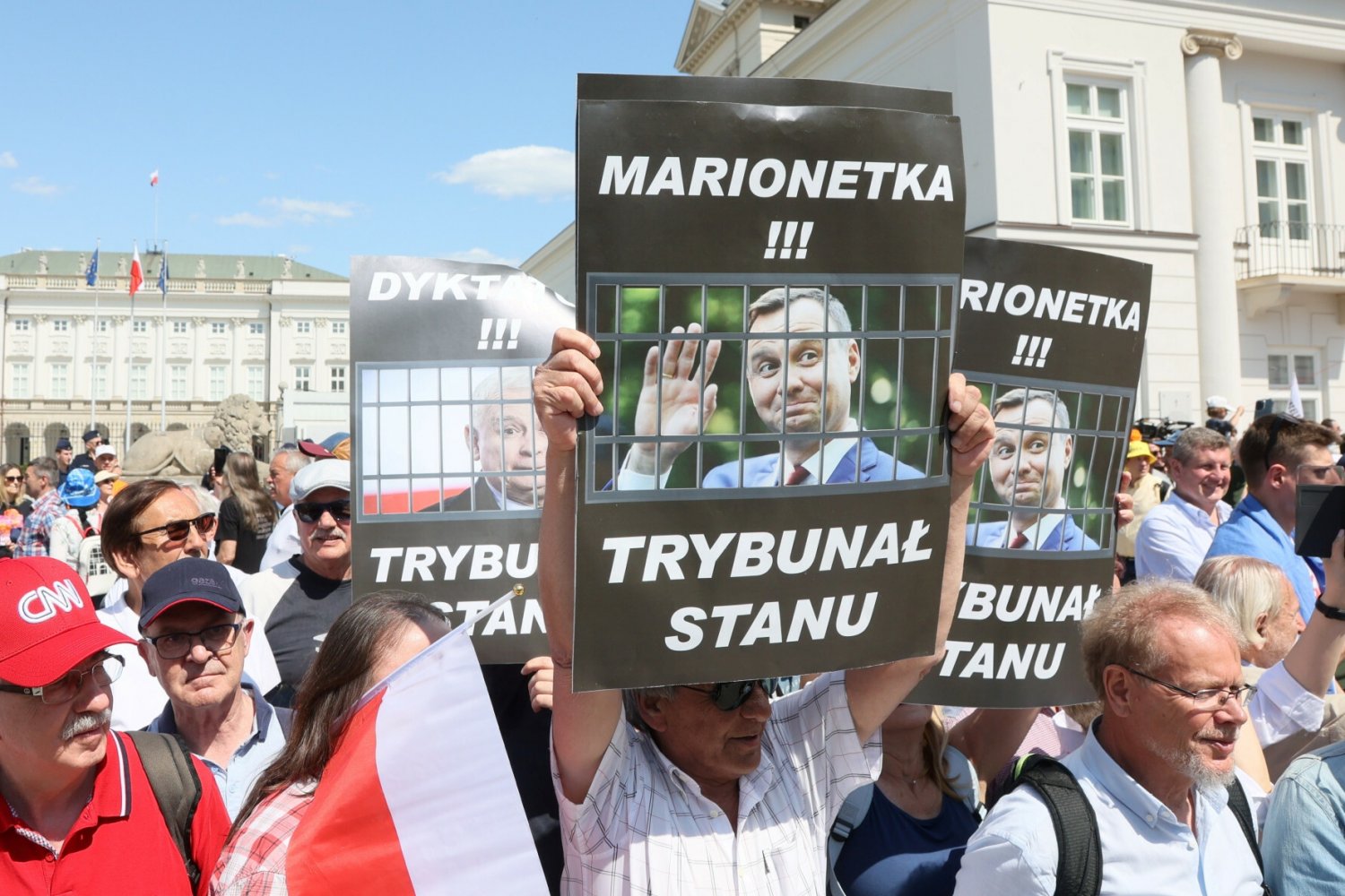 Marsz opozycji przed Pałacem Prezydenckim.